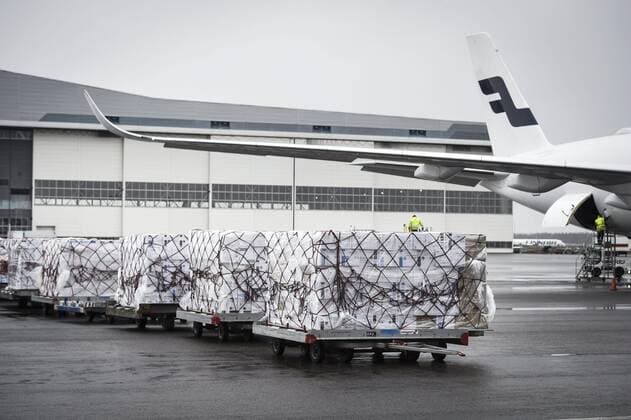 Coronavirus in Finnland, Ankunft medizinischer Hilfsgüter aus China in Helsinki