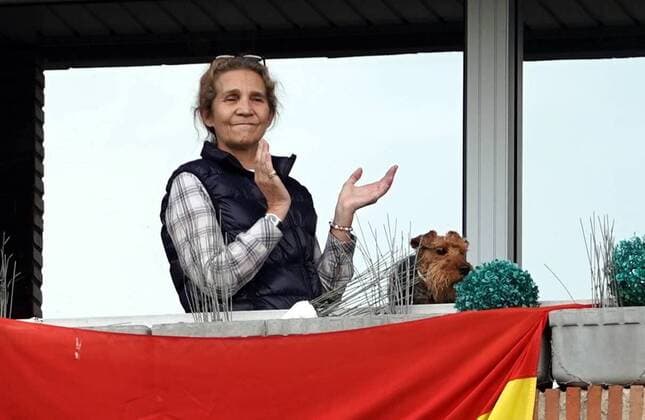 Coronavirus in Spanien, Infanta Elena applaudiert den Hilfskräften auf ihrem Balkon