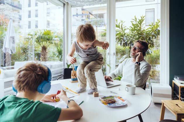 Coronavirus, Väter mit Kindern im Homeoffice