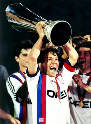 Lothar Matthäus (FC Bayern München) jubelnd mit UEFA Pokal in Händen Fußball EC 3 Herren UEFA-Pokal Finale, Saison 1995 1996 FC Bayern München, Europacup, Cup, Europapokal, Endspiel Gruppe
