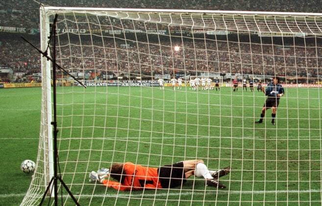 Der Schalker Torwart Lehmann hält den Elfmeter von Zamorano Fußball EC 3 Herren UEFA-Pokal, 2. Endspiel, Finale, Inter Mailand - FC Schalke 04 1:0, 1:4 nach Elfmeterschiessen Gruppe Guiseppe-Meazza-Stadion Mailand Dynamik,