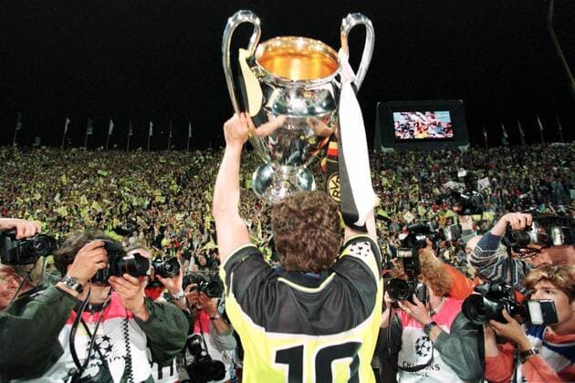 Andreas Möller präsentiert den Cup den treuen BVB-Fans Fußball EC 1 Herren Champions League Finale, Borussia Dortmund - Juventus Turin 3:1 Totale Olympiastadion München Glück, Harmonie, Begeisterung, Freude,