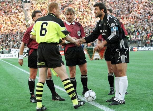 Begrüßung der Kapitäne Sammer und Peruzzi und des Schiedsrichtergespanns Fußball EC 1 Herren Champions League Finale, Borussia Dortmund - Juventus Turin 3:1 Gruppe Olympiastadion München Harmonie,