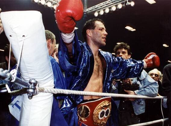 Jubelnder Henry Maske mit dem Weltmeistergürtel der IBF Boxen WM Herren IBF, Halbschwergewicht (12 Runden): Henry Maske - Prince Charles Williams PS Gruppe Düsseldorf Freude, Erschöpfung,
