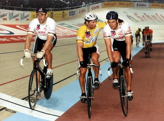Packende Duelle im Sprint, v.l.: der Chemnitzer Keirin-Weltmeister Michael Hübner, der Berliner Tandem-Weltmeister Emanuel Raasch, die beide ihre Laufbahn beendeten und der Vizeweltmeister im 1000m-Zeitfahren Sören Lausberg (Berlin) Radsport Herren Berliner-Sechs-Tage-Rennen Gruppe Velodrom Berlin Harmonie, Kraft,