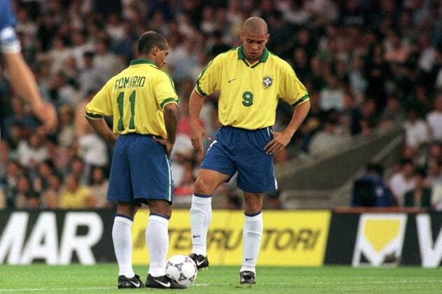 Romario und Ronaldo beim Anstoß nach einem Tor für die Italiener Fußball Länderspiel Herren Mini-WM vom 03.-11.6., Nationalmannschaft, Le Tournoi De France: Brasilien - Italien 3:3; Spielszene Gruppe Stadion Gerland Lyon Nachdenklichkeit, Enttäuschung,