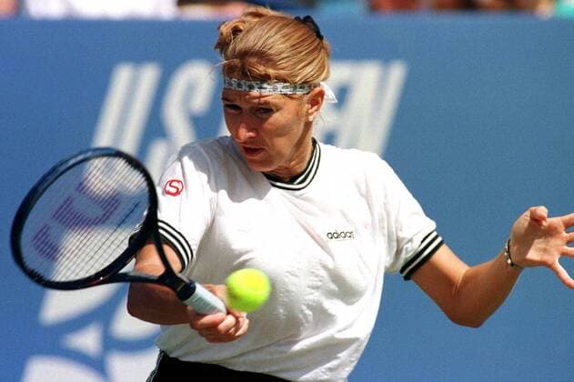 Steffi Graf mit einer Vorhand Tennis Damen Grand Slam; US Open, Hartplatz Einzelbild Flushing Meadow New York Dynamik, Kraft, Konzentration,