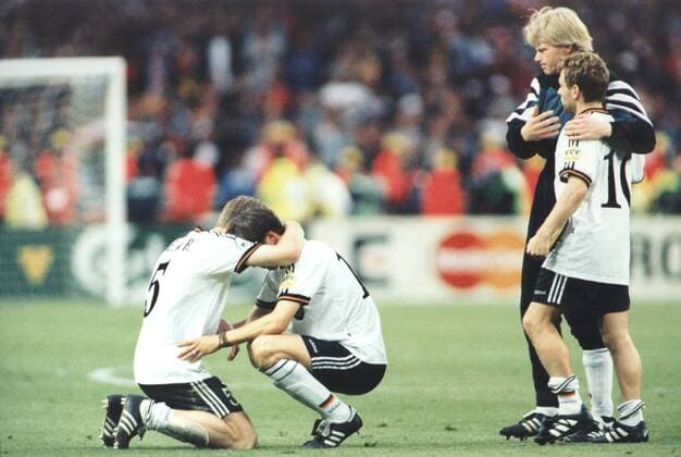 Fußball, EM Finale 1996 in London, Deutschland - Tschechien 2:1 n.V. Thomas Helmer (li.) und Christian Ziege knien umarmt auf dem Rasen; rechts umarmen sich Oliver Kahn und Thomas Häßler Fußball EM Herren Nationalmannschaft, Länderspiel: BR Deutschland - Tschechien 2:1 n.V., Finale Gruppe Wembley London Harmonie, Freude, Nachdenklichkeit,