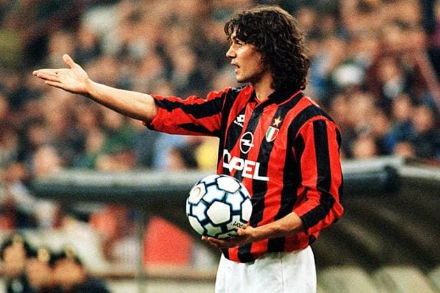 Paolo Maldini reklamiert beim Einwurf Fußball LM Herren Seria A, AC Mailand Einzelbild Mailand Ungeduld,