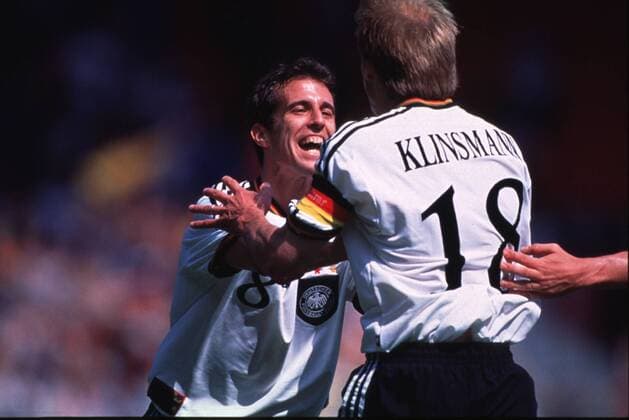 Mehmet Scholl gratuliert Jürgen Klinsmann zu seinem Tor, Jubel Fußball EM Herren Europameisterschaft Fußball 1996, Deutschland - Kroatien, Ergebnis 2:1, Nationalmannschaft, Gruppe Manchester Glück, Freude, Kameradschaft, Begeisterung,
