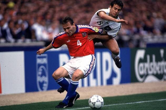 Fußball, EM Finale 1996 in London, Deutschland - Tschechien 2:1 n.V. Akrobatischer Zweikampf Mehmet Scholl gegen Pavel Nedved (li): Scholl wird zu Fall gebracht Fußball EM Herren Europameisterschaft Fußball 1996, Deutschland - Tschechien, Ergebnis 2:1, Nationalmannschaft, Gruppe Wembley London Kampf, Anstrengung, Dynamik