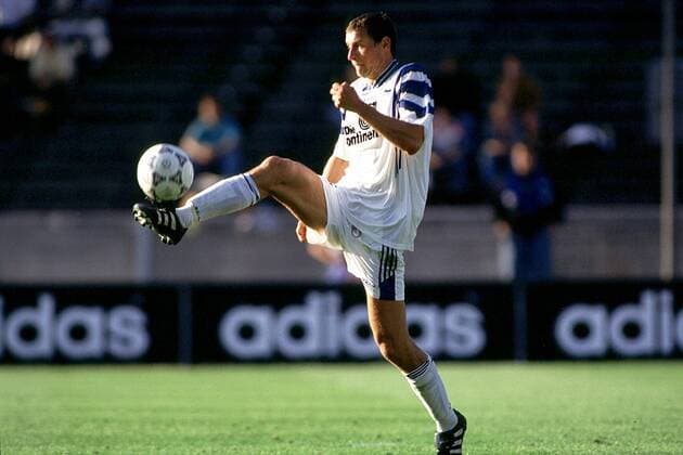 Hendrik Herzog artistisch mit Ball Fußball 1. BL Herren Opel - Masters 1997: Hertha BSC Berlin, Saison 1997 98 Einzelbild Olympiastadion Berlin Dynamik,