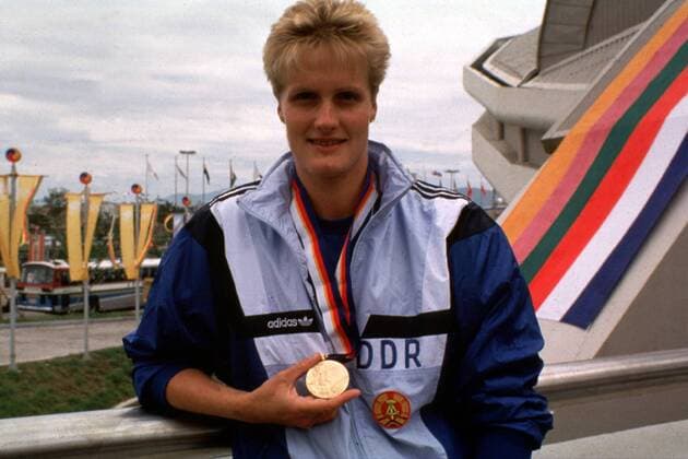 Kristin Otto zeigt stolz ihre Goldmedaille Schwimmen OS Sommer Damen Olympische Sommerspiele Seoul 1988, Olympia, Einzelbild Seoul Freude,