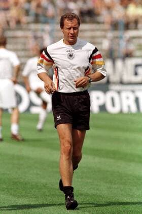 Hellmut Krug beim Aufwärmen Fußball 1. BL Herren Saison 1997 98: Schiedsrichter Einzelbild Dynamik,