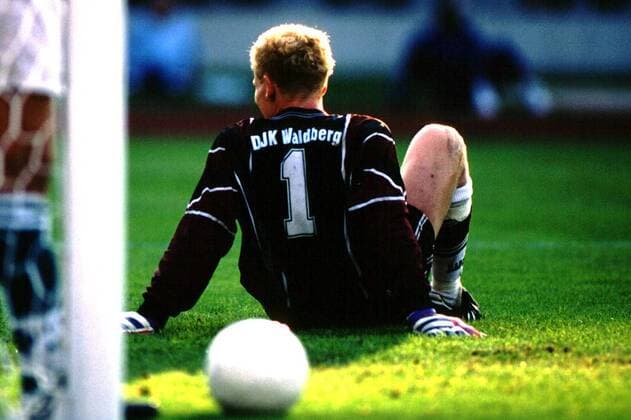 16mal mußte der Waldberger Torwart Peter Hofmann hinter sich greifen. Fußball Herren DFB-Pokal, 1. Hauptrunde, DJK Waldberg - FC Bayern München 1:16 Einzelbild Frankenstadion Nürnberg