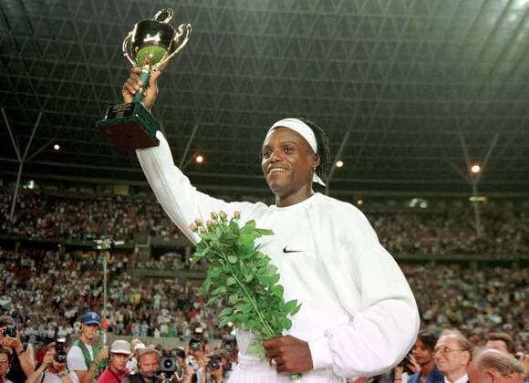 Carl Lewis mit Pokal, der ihm anläßlich der Beendigung seiner aktiven Laufbahn überreicht wird Leichtathletik Herren ISTAF 1997, Leichtathletik Meeting, Sportfest. 4 x 100 m Staffel, Dream Team Two, 2 Einzelbild Olympiastadion Berlin Begeisterung, Freude,