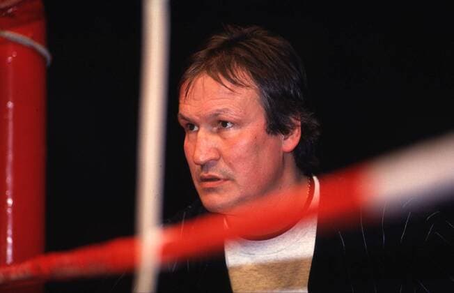 Der Ex-Boxer Eckhard Dagge am Ring als Trainer Boxen Herren Profiboxen, Einzelbild Konzentration, Spannung,