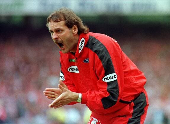 Peter Neururer, Trainer 1. FC Köln, feuert seine Mannschaft an Fußball 1. BL Herren 1. Bundesliga, Saison 1997 98, 1. FC Köln - VfL Wolfsburg 5:3 Einzelbild Müngersdorfer Stadion Köln Ungeduld,
