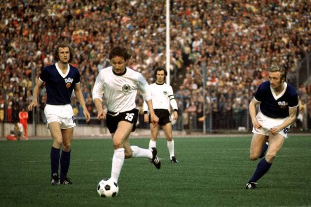 Flohe wird von Wätzlich attackiert, im Hintergrund zeigen Kreische, Beckenbauer und Vogts Standfußball Fußball WM Herren Weltmeisterschaft 1974, 1.Finalrunde, BRD - DDR 0:1, Nationalmannschaft, Gruppe Volksparkstadion Hamburg