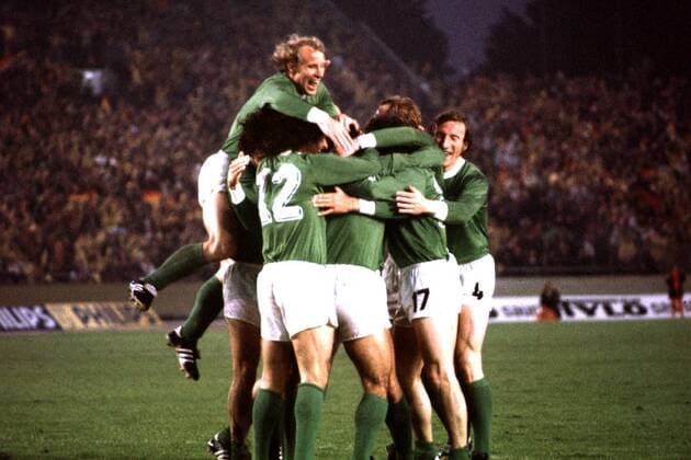 Jubel der deutschen Mannschaft: u.a. Berti Vogts, Wolfgang Overath, Bernd Hölzenbein, Katsche Schwarzenbeck Fußball WM Herren Weltmeisterschaft 1974, 2. Finalrunde, BRD - Schweden 4:2, Nationalmannschaft Gruppe Rheinstadion Düsseldorf Begeisterung, Freude,