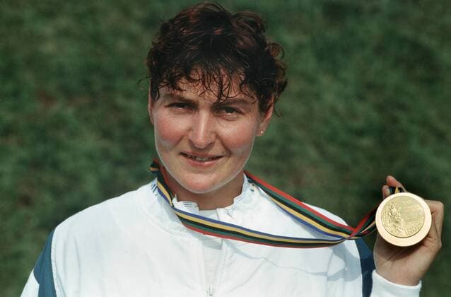 Olympiasiegerin Birgit Schmidt Fischer (Deutschland) mit ihrer Goldmedaille im Einerkajak Kanu OS Sommer Damen Olympische Sommerspiele 1992, Olympia, Olympiade, Spiele, Einer Kajak, Einerkajak, K1, 1er Einzelbild Barcelona