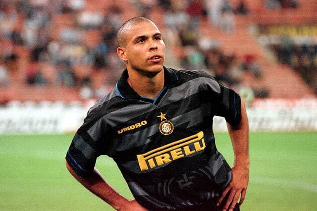 Der Mailänder Ronaldo bei der Erwärmung, stretching, Aufwärmen Fußball EC 3 Herren UEFA-Cup: Inter Mailand - Xamax Neuchatel, Primera Division, Italienische Liga, Saison 1997 98: Einzelbild Nachdenklichkeit,