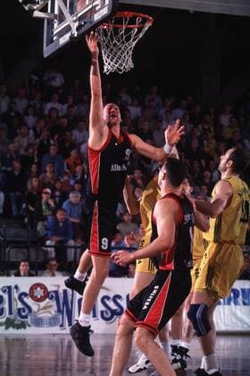 Der Leverkusener Christian Welp (9) beim Korbleger Basketball 1. BL Herren Saison 1995 96: ALBA Berlin - Bayer Leverkusen, Finale, Play-Off Gruppe Berlin Dynamik,