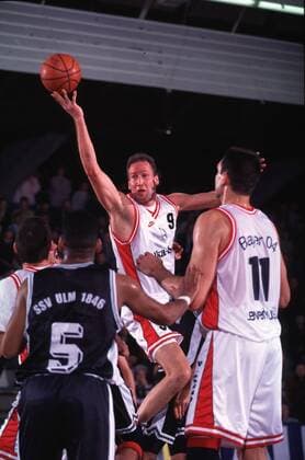 Der Leverkusener Christian Welp mit Ball im Sprung Basketball 1. BL Herren Saison 1995 96: SSV Ulm - Bayer Leverkusen, Finale, Play-Off Gruppe Dynamik,