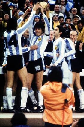 Kapitän Daniel Passarella mit der Trophäe in der Hand, links Leopoldo Luque (14), rechts Osvaldo Ardiles, der verträumt auf den Pokal blickt Fußball WM Herren Weltmeisterschaft, Finale, Nationalmannschaft, Länderspiel, Argentinien - Niederlande 3:1 Gruppe River Plate Stadion Buenos Aires Glück, Harmonie, Begeisterung, Freude,