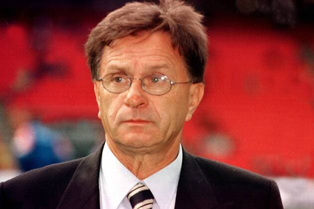 Kroatiens Nationaltrainer Miroslaw Blazevic Fußball Länderspiel Herren Nationalmannschaft Dänemark - Kroatien, Einzelbild Kopenhagen Nachdenklichkeit, Skepsis,