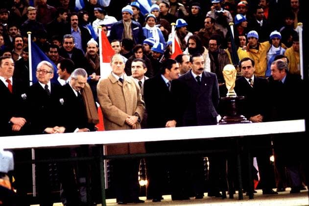 Die Honoratioren der FIFA auf der Tribüne: 2.v.l. Hermann Neuberger (DFB-Vorsitzender), 4.v.l. Dr. Joao Havelange (FIFA-Präsident) Fußball WM Herren Weltmeisterschaft 1978, Finale, Argentinien - Niederlande 3:1, Siegerehrung Totale River-Plate-Stadion Buenos Aires
