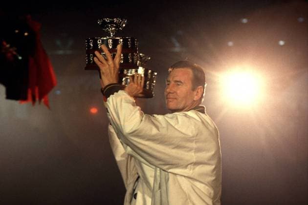 Niki Pilic mit dem Daviscup-Pokal nach dem Sieg über Australien Tennis Herren Davis - Cup - Team, DTB, Deutscher Tennis Bund: Gegenlicht: BR Deutschland - Australien Einzelbild Freude,