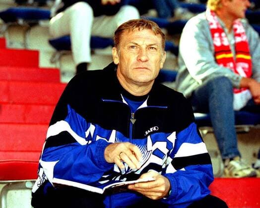 Der Cottbuser Coach Eduard Geyer mit skeptischem Blick Fußball 2. BL Herren Saison 1997 98: Energie Cottbus Einzelbild Skepsis, Nachdenklichkeit,