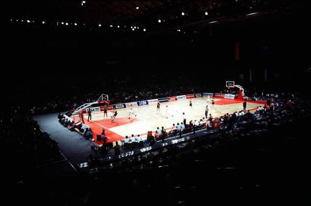 Blick auf das hell erleuchtete Spielfeld in er Deutschlandhalle Basketball EM Basketball Europameisterschaft 1993 Berlin Totale Deutschlandhalle Berlin