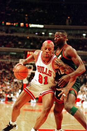 Bulls-Forward Dennis Rodman setzt sich mit Ball gegen Shawn durch Basketball Herren NBA, Saison 1996 97: Chicago Bulls - Seattle Supersonics Gruppe United Center Chicago Dynamik, Kampf,