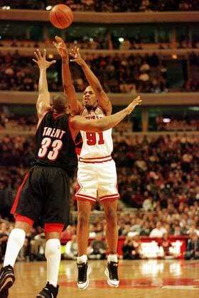 Bulls-Forward Dennis Rodman beim Sprungwurf gegen Gary Trent Basketball Herren NBA, Saison 1996 97: Chicago Bulls - Portland Trail Blazers Gruppe Trailblazers Chicago Abwehr, Dynamik,