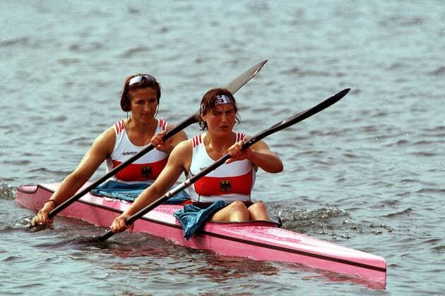 Im Ziel: Birgit Fischer (hinten) und Ramona Portwich haben den 2. Platz belegt Kanu OS Sommer Damen XXVI. Olympische Sommerspiele, Kajak, Zweier, K 2 500 m, Finale, Sprint, Kurzstrecke Gruppe Lake Lanier Atlanta