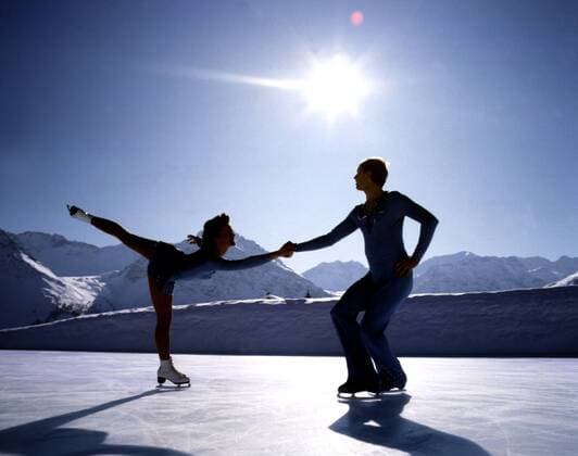 Romantik pur - Eistanz im Freien bei herrlichem Winterwetter Eiskunstlauf 13c, Outdoor, Freizeit, Berge, See, Gipfelkette, Sonne, Gegenlicht, Himmel, Farben, Blau, Paarlauf Gruppe Romantik, Weite,