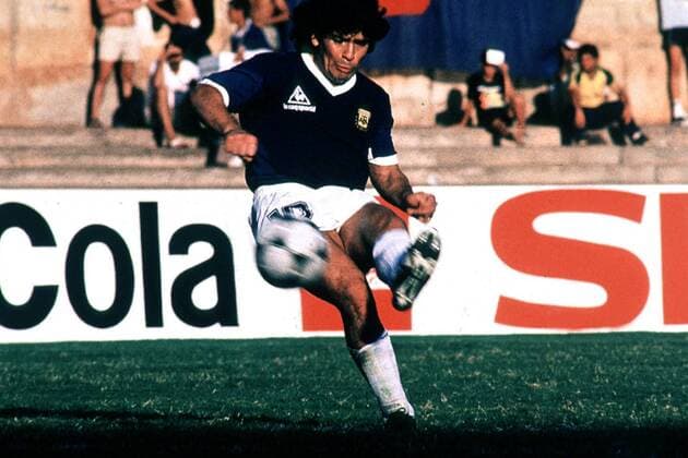 Diego Maradona (Argentinien) bei einem Freistoß Fußball Herren Nationalmannschaft Argentinien 1989, Nationaltrikot, Nationalteam, Südamerika-Meisterschaft 1989 Einzelbild