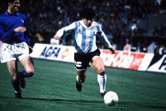 Diego Maradona überläuft mit Ball einen Italiener Fußball Länderspiel Herren Argentinien - Italien, Nationalmannschaft, Länderspiel Gruppe Dynamik,