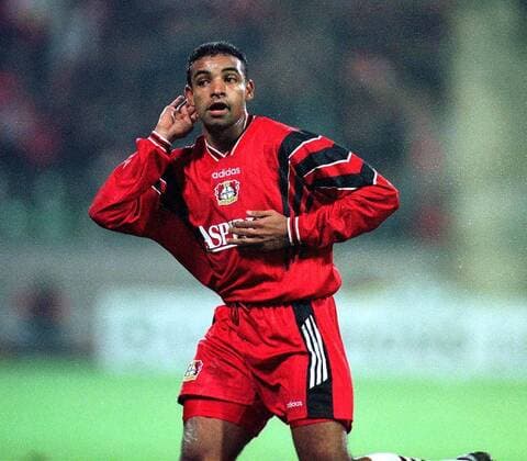 Ferreira da Rosa Emerson fordert die Fans auf, seinen Treffer zum 1:0 lautstark zu feiern. Fußball EC 1 Herren Saison 1997 1998, Champions League, Bayer 04 Leverkusen - Sporting Lissabon 4:1 Einzelbild Haberlandstadion Leverkusen Konzentration, Ungeduld,