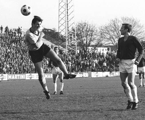Kopfball von Lothar Emmerich, der Braunschweiger Grzyb schaut interessiert zu Fußball 1. BL Herren 1. Bundesliga, Saison 1968 69, Eintracht Braunschweig - Borussia Dortmund 0:2 Gruppe Städtisches Stadion an der Hamburger Straße Braunschweig Dynamik,