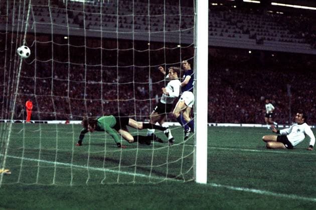 Das berühmte Sparwasser-Tor in der Entstehung, der Schütze verfolgt gebannt den Ball, Vogts und Torwart Maier sind geschlagen Fußball WM Herren Weltmeisterschaft 1974, 1. Finalrunde, Länderspiel, Nationalmannschaft, DDR-BRD 1:0 Gruppe Volksparkstadion Hamburg Dynamik,