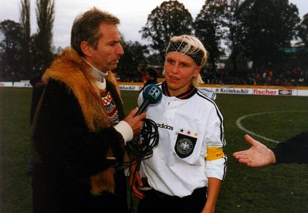 Kapitän Doris Fitschen beim Interview nach Spielende für das Bayerische Fernsehen Fußball Länderspiel Damen WM-Qualifikation, Nationalmannschaft der Frauen: BR Deutschland, Frauenfußball Gruppe Bayreuth