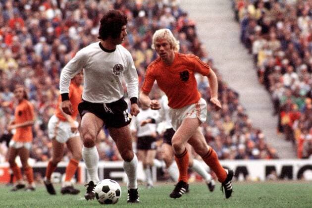 Zweikampf zwischen Wim Rijsbergen und Gerd Müller Fußball WM Herren Weltmeisterschaft 1974, Finale, Nationalmannschaft, Länderspiel, BR Deutschland - Niederlande 2:1 Gruppe Olympiastadion München