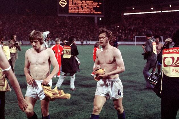 Abgang der DDR-Spieler vom Spielfeld Fußball WM Herren Weltmeisterschaft 1974, 2.Finalrunde, Nationalmannschaft, Länderspiel, DDR - Brasilien 0:1 Gruppe Niedersachsenstadion Hannover Enttäuschung,