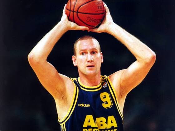 ALBA-Center Christian Welp mit Ball Basketball 1. BL Herren Saison 1997 98: ALBA Berlin Einzelbild Die Arena Oberhausen
