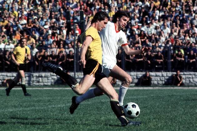 Der Dresdner Gerd Weber mit Ball attackiert von Klaus Lisiewicz Fußball Herren FDGB - Pokal 1977, Finale: SG Dynamo Dresden - 1.FC Lok Leipzig 3:2 (0:0), Lokomotive Gruppe Stadion der Weltjugend Berlin Dynamik,