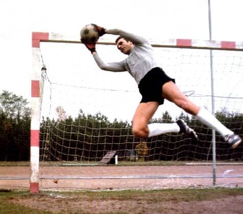 Torwart Jürgen Croy bei einer Parade Fußball Herren DDR - Oberliga, Saison 1971 1972, BSG Sachsenring Zwickau Einzelbild Abwehr, Dynamik,