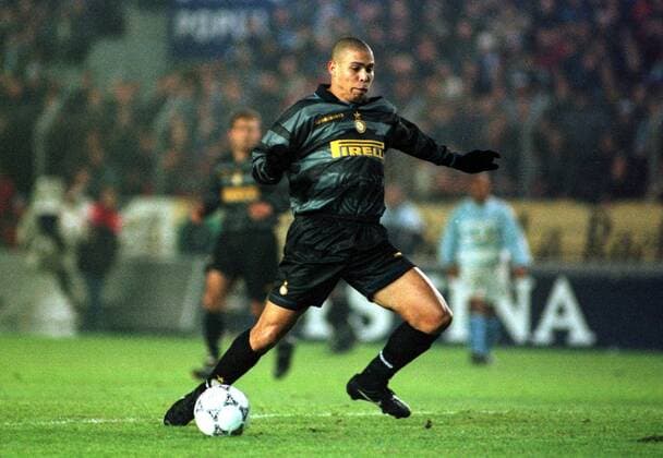Ronaldo am Ball Fußball EC 3 Herren UEFA-Pokal, Cup, Saison 1997 98, Internazionale Mailand Einzelbild Strasbourg Dynamik, Konzentration,